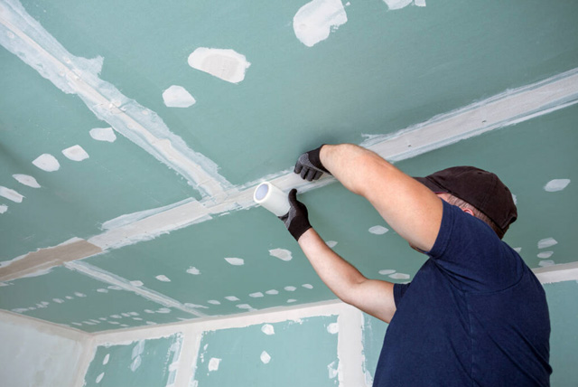 Parede de drywall com estrutura metálica montada pela equipe da Iluminic