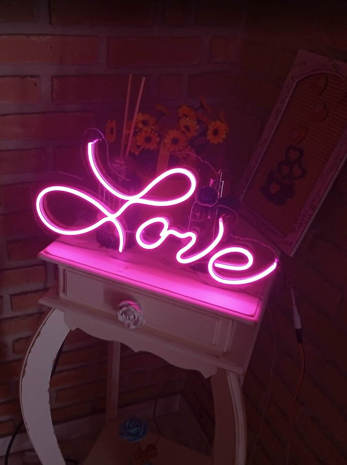 Iluminação decorativa em neon flex instalada pela Iluminic em projeto de interiores