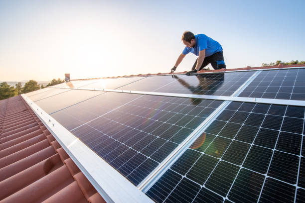 Painéis solares fotovoltaicos instalados em telhado pela Iluminic